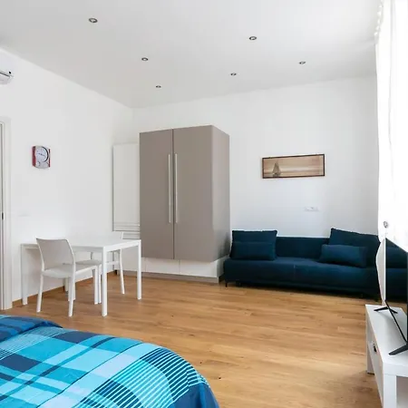 ~ Cozy ~ Center Train Station Apartment